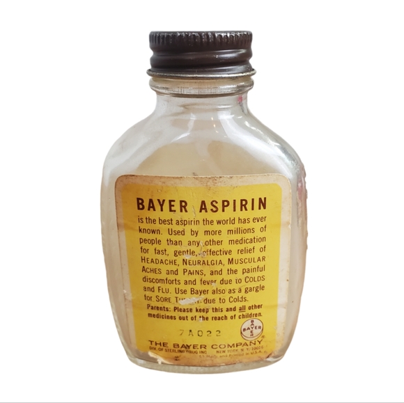 Vintage Bayer Asprin Bottle  - Glass 100 ct Embossed - Picture 2 of 5